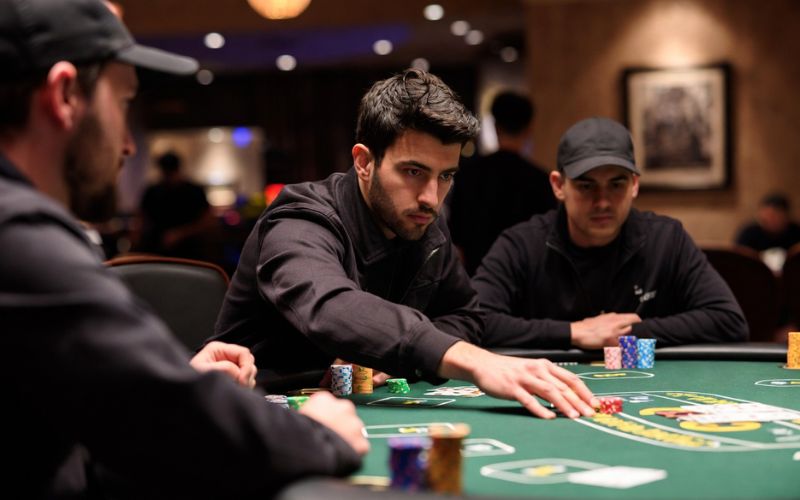 poker chiến thuật cược và đọc bài